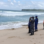 Petugas gabungan sedang melakukan pencarian korban dengan penyusuran di salah satu pantai.