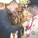 HM.Anton, Ketua Mabincab Kwarcab GP Kota Malang, saat menyematkan tanda jabatan pengurus, kepada Abd. Malik, M.Pd.