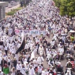 Massa Front Pembela Islam (FPI) demo Plt Gubernur DKI Jakarta, Ahok. foto; detik.com