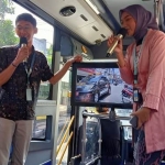 
Dua mahasiswa Uniska yang menjadi petugas informasi di dalam bus Satria saat menjelaskan tempat-tempat bersejarah di Kota Kediri. (Ist)