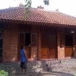 Sebuah rumah khas jaman Mojopahit rampung dibangun. (gunadhi/BangsaOnline)