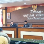 Wakil Wali Kota Pasuruan, Adi Wibowo, saat memimpin rapat dinas.