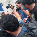 Fuad Bernardi, putra sulung Wali Kota Surabaya Tri Rismaharini memberikan keterangan usai menjalani pemeriksaan.
