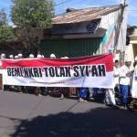 Sebanyak 34 kiai pengasuh pondok pesantren dan 5000 warga NU long march menentang acara peringatan Milad Fatimah yang bakal digelar penganut Syiah di kampung Arab Bondowoso Jawa Timur, Minggu (3/4). foto: bangsaonline.com