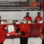 Sri Untari, Sekretaris DPD PDIP Jawa Timur saat menyerahkan SK Ketua Definitif DPC PDIP Kabupaten Kediri. (foto: MUJI/ BANGSAONLINE)
