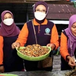 Fatma Saifullah Yusuf saat memborong ikan di Pasar Besar Kota Pasuruan.