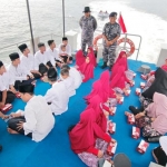 Di tengah mengarungi perairan Teluk Balikpapan, anak-anak panti asuhan juga berkesempatan menikmati makan siang yang telah disiapkan oleh Komandan Lanal (Danlanal) Balikpapan Kolonel Laut (P) Wahyu Cahyono.