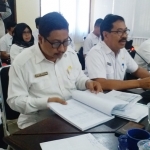 Tim Banggar dan Timgar Pemerintah sedang membahas KUA-PPAS di ruang Banggar DPRD Bangkalan, Rabu (06/11).
