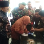 Bupati Sumenep Busyro Karim (berkopyah) saat meninjau penyaluran Bantuan Pangan Non Tunai di Pendopo Agung Keraton Sumenep, Kamis (14/11/2019).