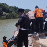 Petugas gabungan saat mengevakuasi warga Desa Bangkes, Kecamatan Kadur, Pamekasan, yang hilang saat mencari kepiting.