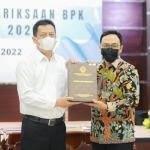 H. Baddrut Taman saat menerima penghargaan opini Wajar Tampa Pengecualian (WTP).