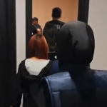 Satres PPA-PPO Polresta Sidoarjo saat mengamankan wanita yang diduga terlibat dalam prostitusi online