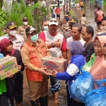 Wakil Bupati Pasuruan KH Abdul Mujib Imron saat menyerahkan bantuan untuk warga terdampak banjir di Kecamatan Rejoso dan Kecamatan Grati.