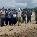 Komisi III DPRD Situbondo saat kunjungan kerja ke lokasi penutupan saluran irigasi di Kelurahan Mimbaan, Kecamatan Panji.