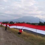 Bendera merah putih di lumpur lapindo.