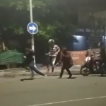 Tangkap layar video saat peristiwa pengeroyokan dan pembacokan oleh sekelompok orang yang diduga gangster di Jalan Rajawali, Surabaya