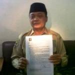 EDARAN: Kasi Penyelenggara Haji Bojonegoro, Wakhid Priyono menunjukan surat edaran dari Kemenag Jatim soal foto paspor CJH dilakukan di Surabaya dan membayar Rp360.000. Foto: Eky Nurhadi/BangsaOnline.com