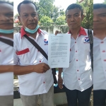 Sukarman dan Shoim saat menunjukkan surat sanggahan yang ditujukan ke Sekretariat DPRD Nganjuk. Foto: BAMBANG DWI JULIANTO/BANGSAONLINE