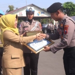 Pjs Wali Kota Pasuruan saat menyerahkan penghargaan.