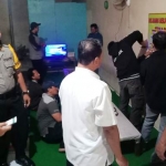 Muspika Driyirejo saat menutup kafe remang-remang yang diduga jadi ajang maksiat. foto: ist
