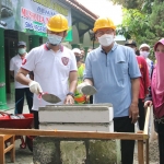 Bupati Yuhronur didampingi Wakil Bupati Abdul Rouf melakukan peletakan batu pertama pembangunan musala di SMP Negeri 2 Lamongan. (foto: ist)