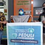 Perwakilan Ikasmaza-07 saat menyerahkan bantuan APD secara simbolis untuk tenaga medis Puskesmas di Ponorogo.