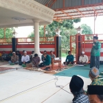 Drs. KH. Jamhuri saat memberikan penjelasan pentingnya menjadi saksi, pentingnya memantau mulai dari pelaksanaan, pemungutan, dan penghitungan sampai di kecamatan.