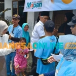 Pasangan calon Wali Kota dan Wakil Wali Kota Kediri nomor urut 1, Vinanda-Gus Qowim, saat menyapa warga Balowerti. Foto: MUJI HARJITA/BANGSAONLINE