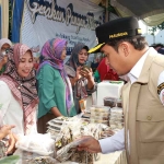 Wali Kota Pasuruan saat meninjau pelaksanaan gerakan pangan murah.