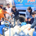 Warga Desa Tambakrigadung antre mendapatkan bantuan air besih.