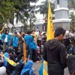 Aksi massa PMII saat demo di depan kantor DPRD Malang.