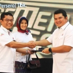 Direktur Utama Semen Indonesia Hendi Prio Santoso (kanan) memberikan penghargaan tanda ikatan batin kepada Direktur Keuangan PT Semen Gresik, Ginarko Isnubroto.