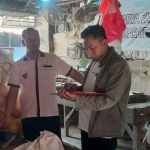 Petugas dari Disperdagin Kota Kediri saat mengecek alat timbang milik pedagang. Foto: Ist