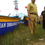 Bupati Fathul Huda menyerahkan sejumlah bantuan kapal dan beberapa alat tangkap ikan kepada para nelayan di Kabupaten Tuban.