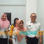 Kepala Dinkes Gresik, Mukhibatul Khusnah, bersama Kepala BLP Kurniawan Eko Yuwanto, dan Tim PPSD Kejaksaan, Sudiarto, meninjau ruang laboratorium. Foto: SYUHUD/BANGSAONLINE