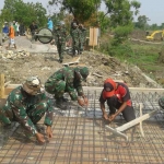 Personel TNI mulai mengerjakan proyek peningkatan Waduk Ngampel. foto: SYUHUD/ BANGSAONLINE