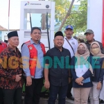 Bupati Gresik, Fandi Akhmad Yani, bersama Dirut PT Gresik Migas saat launching SPBUN di TPI Campurejo, Panceng. Foto: SYUHUD/BANGSAONLINE