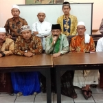 Forum Komunikasi Kiai Kampung Jawa Timur (FK3JT) menegaskan dukungan mereka pada Gus Ipul. Foto : DIDI ROSADI/BANGSAONLINE