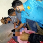 Petugas saat melakukan pemeriksaan terhadap jenazah korban. foto: AAN AMRULLOH/ BANGSAONLINE