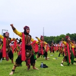 Para peserta tari remo boletan di Alun-Alun Jombang saat memecahkan rekor MURI.