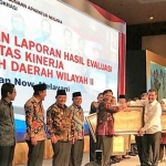 Bupati Gresik Sambari Halim Radianto menerima penghargaan dari Menpan-RB Asman Abnur.