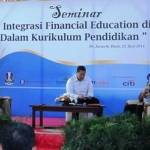 Hudiono dari Dinas Pendidikan Jatim (kiri) dan Budi Widihartanto (kanan) saat menjadi nara sumber seminar finansial untuk remaja. foto: nisa/BANGSAONLINE