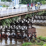 Petugas Gabungan saat membersihkan sampah dibawah jembatan Brantas lama. (Ist).