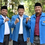 SOLID: Ketua KNPI Sidoarjo Ari Suryono didampingi sekretaris Nur M Sholichuddin (kiri) dan bendahara Ucok F Situmorang (kanan). foto: Ist