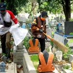 Wali Kota Risma juga ikut kerja bakti membantu membersihkan Makam Mbah Ratu. foto: ist.