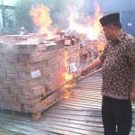 Ribuan karton plastik permen bertuliskan Yaowo dibakar di halaman belakang PT UPA, Jalan Panjang Jiwo Surabaya. foto: rusmiyanto/BANGSAONLINE