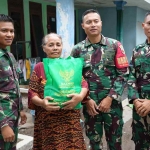 Satgas TMMD ke-126 Sidoarjo menyerahkan paket sembako ke warga Kedondong. foto ist