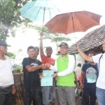 Ketua DPRD M Sudiono Fauzan, saat menyerahkan hadiah kepada peserta lomba mancing di Dusun Blimbing, Desa Bulusari, Kecamatan Gempol, Minggu ( 19/11 ).