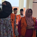 YN (kanan) sebelum memasuki ruang sidang