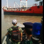 Kapal tanker yang ditangkap oleh tim pangkalan utama TNI Angkatan Laut dan Dispamal. 